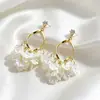 Pendientes de clip para oreja sin perforación con borla de pétalo de concha francesa súper etéreos para mujer, pendientes de botón de zirconia de alta gama elegantes y lujosos