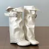 Botas longas femininas marrons de salto grosso emagrecedoras 2026 novo outono vintage versátil que aumentam a altura para usar com saias e calças