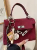 Bolsa Pequeña Retro de Mano para Mujer Temporada de Otoño 2025 Nueva Bolso Cruzado de Moda Bolso Cuadrado Pequeño de Alto Valor