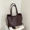 Bolsa de Ombro Única Cor Sólida Outono 2026 Aparência de Alto Valor Temperamento Bolsa de Grande Capacidade para o Dia a Dia Bolsa Tote Casual Personalidade