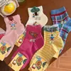Meias com Design de Personalidade Original Estilo Fofo Estilo Cartoon Sem Costura Respiráveis Absorventes de Suor Meias Femininas de Cano Médio
