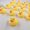 Pato amarillo pequeño para jugar en el agua música de apretar vinilo pato para jugar en el agua mini juguete de baño patito pequeño apretar llamada de sonido patito que hace sonido