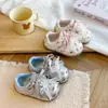 Zapatillas bonitas para niñas, zapatos de princesa con suela suave para bebé, nuevo modelo otoño 2026, zapatos individuales de conejito para niños, versión coreana