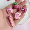 Nuevos y populares accesorios de resina con forma de oso de fresa, fundas para teléfono móvil, accesorios para el cabello, zapatos, crema adhesiva, material para manualidades pj678