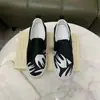 Estación Europea 2026 Estilo Nuevo Zapatos Perezosos Bordados Hechos a Mano de Lona Zapatos Mocasines para Hombre Casual Versátil de Moda