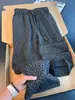 Calça jacquard estampada escura estilo retrô americano, coleção de outono masculina, apresentando um design fluido e de alta qualidade, corte reto e um caimento relaxado e solto para uso casual