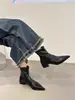 Botas de Salto Grosso Outono/Inverno Chunqiu Botas Curtas Femininas 2026 Botas Femininas Salto Alto Bico Fino Novo Estilo Botas Martin Botas Curtas Botas Emagrecedoras Tecido