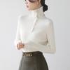 Suéter de cuello alto de felpa con hebilla de perla retro francesa para mujer, diseño de otoño e invierno 2024, corte ajustado, cálido, para llevar debajo