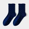 Meias femininas de cano médio com renda de bolinhas retrô, meias fofas e estilosas com acabamento floral para outono e inverno, meias femininas da indústria de meias de Zhuji