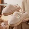Nuevos pantuflas de algodón estilo 2026 para mujer, otoño e invierno, uso en interiores, antideslizantes, diseño simple, aptas para parejas, con diseño de punta cerrada, también disponibles para hombre