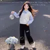 Conjunto de duas peças para meninas: moletom de manga comprida estilo "big girl", caimento casual solto, calça de perna larga xadrez nova para primavera/outono 2026