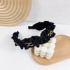 Diadema de Letras para Mujer con Borde de Volantes de Oreja de Madera Estilo Pequeño Fragante Celebridad de Internet Estilo Francés Retro Gama Alta Pinzas Negras para el Cabello