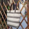 2023 nova bolsa de lona de algodão e linho estilo casual simples bolsa tote listrada multi-funcional para armazenamento de通勤者 atacado