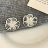 Moda Coreana Elegantes Pendientes de Flor Calada con Pliegues Versátiles para el Día a Día Lujo Accesible Gama Alta Pendientes de Nicho Elegantes para Mujer