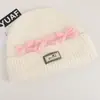 Gorro de punto de estilo coreano inspirado en la dopamina con un lazo, diseñado para mujeres, que proporciona calor y protección para los oídos en otoño e invierno, y favorece el rostro; un sombrero pequeño y elegante para estudiantes
