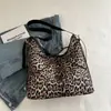 Bolsa de Ombro Simples Nova e Personalizada com Estampa de Leopardo para Mulheres, Bolsa Tote de Grande Capacidade para o Dia a Dia, Bolsa de Ombro Transversal Retro