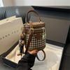 Bolsa Pequena Versátil Retrô para Mulheres Outono e Inverno 2023 Nova Moda Nicho Bolsa Transversal Textura Acolchoada Bolsa Carteiro Bolsa Saco