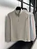 Producto principal Otoño/Invierno 2026: Top casual simple para hombre, camiseta con media cremallera, prenda interior deportiva casual de color liso, disponible para venta al por mayor