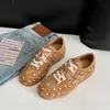 Zapatillas de entrenamiento alemanas de lunares estilo coreano para mujer, zapatillas casuales versátiles clásicas de suela plana con doble hebilla, puntera redonda, ligeras, lunares modernos