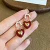 Novos Brincos de Pérola em Formato de Coração Vermelho para Outono/Inverno de 2025 para Mulheres, Design Suave e Luxuoso, Brincos Elegantes e de Alta Qualidade para Senhoras