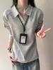 Camisa polo de manga larga tipo patchwork estilo americano en gris claro para hombre, silueta de otoño, corte de hombro regular, adecuada como capa interior o capa base, con cuello de solapa