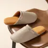 Pantuflas de algodón silenciosas para hombre, con una lujosa textura similar al cuero, perfectas para uso en interiores en dormitorios durante el otoño y el invierno. Tienen una suela suave y antideslizante
