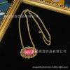 Colar de pingente de pedra natural rosa oval incrustado de cobre antigo médio ocidental banhado a 18 Atmosfera simples de ouro retrô antigo