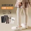 Leggings infantis 2026 novo estilo de inverno, forradas com fleece e espessadas, meia-calça para meninas, calças quentes para bebês meninas