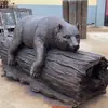 Escultura de Urso Pardo em Cobre Fundido, Escultura de Urso em Cobre Puro Deitada em Madeira, Escultura Grande de Urso em Cobre, Designs Personalizados