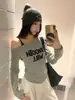 Camiseta de manga larga asimétrica con tirante para principios de otoño para mujer, nuevo modelo 2026 con diseño de estampado de letras, top elegante y genial