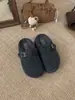 Mocasines grises, lindos y peculiares para mujer, diseñados para figuras petite, con suelas gruesas, forro de felpa y un aumento de altura interior de 5 cm, que se asemejan a pantuflas estilo Birkenstock.