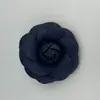 En stock 5.5cm Flor de Camelia de Tela Accesorios Hecho a Mano DIY Empaque de Caja de Regalo Adornos Flores para Ropa y Zapatos Broche Adornos de Flor