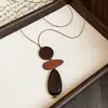 Collar retro de cordón de cuero para otoño e invierno con borlas de resina marrón, estilo étnico, cadena versátil para suéter, lujo ligero, joyería de alta gama para mujer