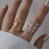 Anillo Abierto Lele Jewelry Estilo Europeo y Americano Acero Inoxidable Combinación de Colores Dorado y Plateado Flores Caladas Diseño de Nicho Versátil y de Moda