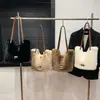 Bolso tote de gran capacidad, mullido, de estilo nuevo y transfronterizo para mujer, perfecto para otoño e invierno, un nuevo bolso de hombro y bolso tote