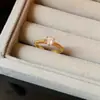 ¡El Lenguaje de las Flores de Qianqian! Anillo de Flor de Ojo de Gato de Zircón Ardiente Perla Anillo de Dedo de Lujo Ligero Sensación de Gama Alta Joyería de Mano de Moda para Mujeres
