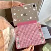 Funda protectora roja a cuadros para animales pequeños iPad Pro de 11 pulgadas 12ª generación A16 Funda protectora para tableta MINI7 air6/7/8 5