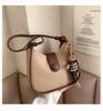 Bolsa Estilo Novo 2021 Outono e Inverno Moda Feminina Bolsa de Ombro Texturizada Versátil I Bolsa Transversal de Balde Nicho