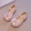 Sapatos de Menina Sapatinhos de Couro Novos Primavera e Outono 2024 Sola Macia Respirável Sapatos Individuais Infantis Sapatinhos de Bebê com Sola Macia Sapatos de Princesa