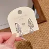 Brincos de Borboleta com um Toque de Luxo Leve e de Alta Qualidade, Feitos de Conchas Naturais e Pérolas Doces, Estilo da Moda Coreana, Design de Borboleta de Nicho e Versátil para Mulheres