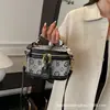 2026 Nueva Bolsa para Mujer Bolsa de Caja Estampada Retro Bolso de Mano de Diseño de Nicho de Lujo Ligero Bolso Cruzado de Color Contrastante Versátil para Mujeres