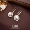 Elegantes Pendientes de Gancho con Perlas Microincrustadas Estilo Chanel con un Elegante Diseño de Rosa, Pendientes de Lujo Ligero de Alta Gama Estilo Francés