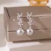 Exquisitos Pendientes Largos de Perla con Letra Microincrustada Estilo Socialité de Moda Elegantes Pinzas para Orejas Tipo Mosquitero Elegantes Accesorios de Pendientes de Alta Gama para Mujeres