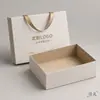 Caja de regalo de mano con cuerda para colgar, disponible en varios colores, al por mayor, directo del fabricante, personalizable con su logotipo, ecológica, reciclable y material engrosado, en stock