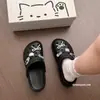 Sapatos Furados Y2K Menina Doce Cool Picante Femininos 2026 Novo Verão Gatinho Prateado Outdoor Planos Antiderrapantes Dois Usos Sandálias de Praia