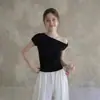 Camiseta Curta Assimétrica de Manga Curta Preta para Mulheres, Novo Estilo Verão 2026, Ombro a Ombro, Ajuste ao Corpo, Cropped Único e Deslumbrante que Marca a Cintura