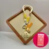 Regalo de Moda Paz y Alegría Llavero para Teléfono Móvil Colgante para Bolso Dibujo Animado Joyería Creativa Set de Caja de Regalo de Gama Alta