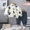 Ropa de Otoño para Niños 2025 Ropa Infantil Otoño Estampado Completo Inglés Manga Larga Conjunto Guapo de Tres Piezas Fábrica de Origen Venta al por Mayor