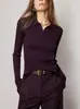 U.N.Q. irradia un encanto refinado y suave, con una textura suave y amigable con la piel y una calidad excepcional. Este es un polo de punto base de hilo Yangzi alemán