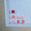 Novos Acessórios de Resina Fofos com Laço Xadrez DIY Cola Creme Presilha para Franja Roupas Capa de Celular Acessórios Crocs
